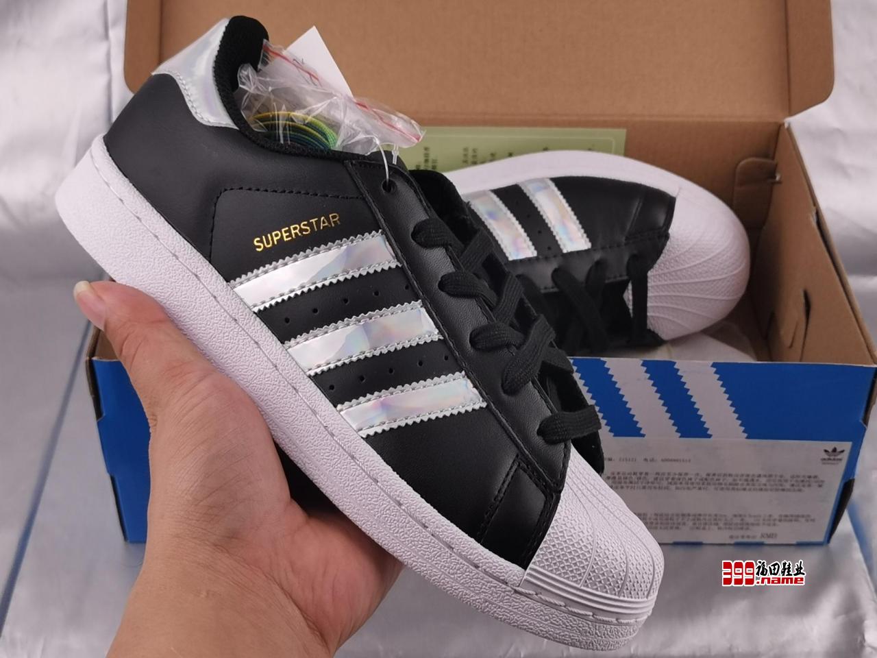 Adidas Superstar 贝壳头黑彩镭射前后一体皮料鞋面贝壳头货号：BB2147