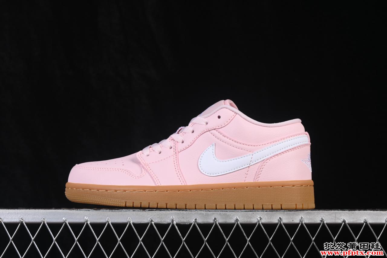 生胶粉邂逅经典：Air Jordan 1 Low DC0774-601的复古甜酷美学与穿搭公式